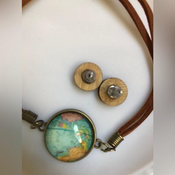 Travel/world themed string bracelet and earrings - Picture 4 of 4